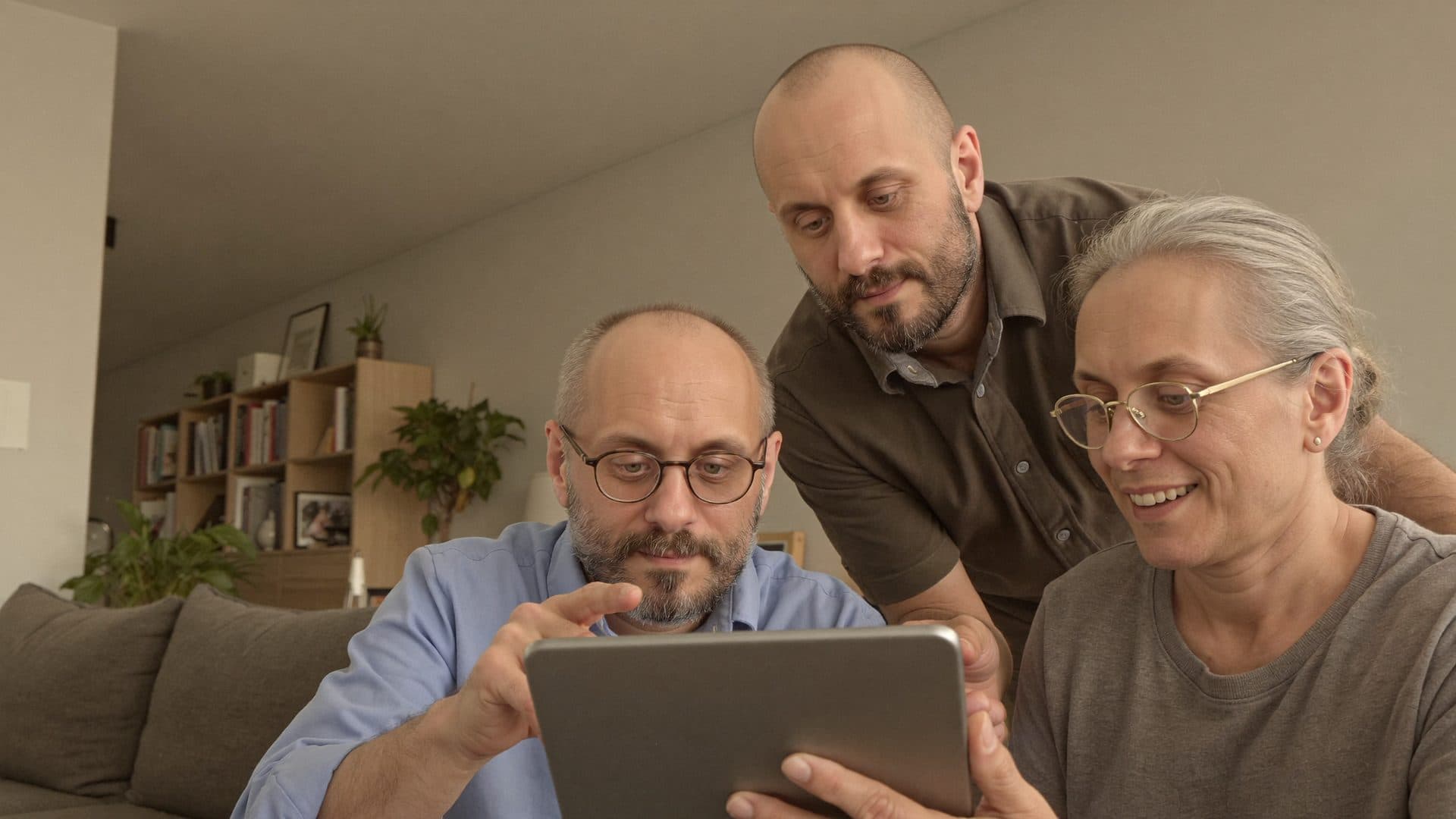 Casal sênior aprendendo a usar Inteligência Artificial com acompanhamento presencial.